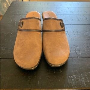 Excellent Preowned Condition Solos Clogs Size 7.5. Very Cute.